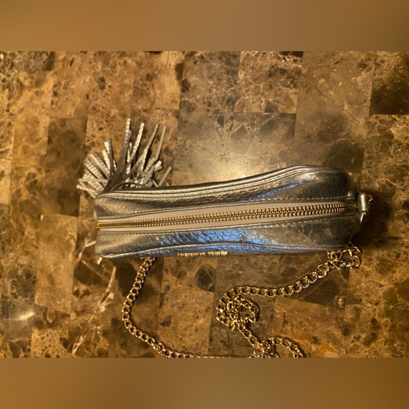 Victoria Secret~Silver Snake Print Crossbody with Gold Chain, Silver Tassel NWOT - Picture 5 of 15